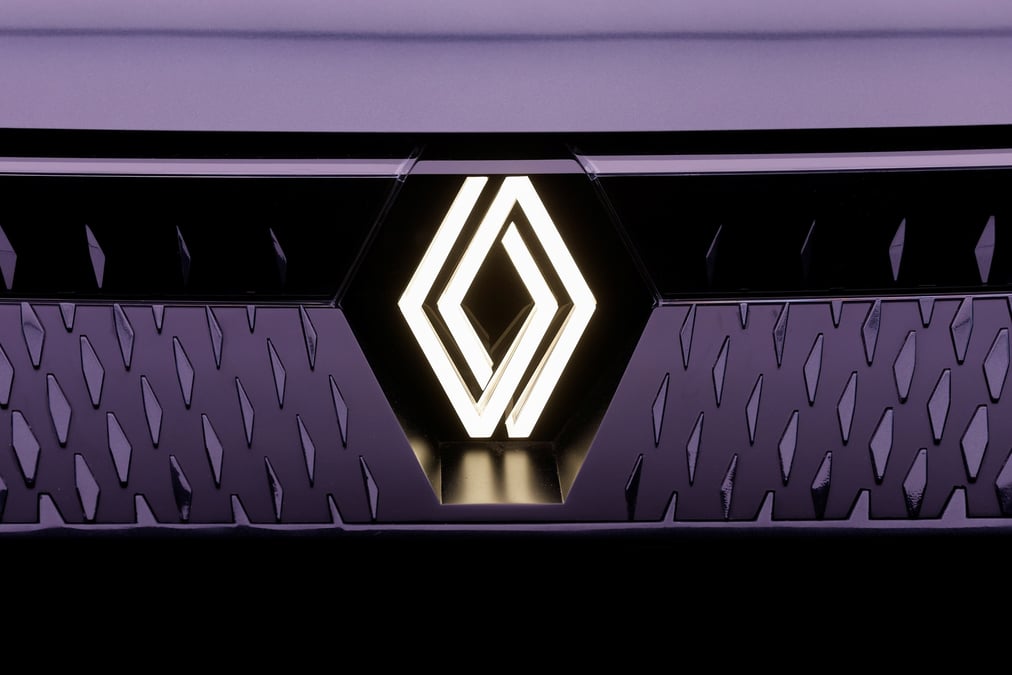 Photo d'archives du logo renault sur le concept-car renault scenic vision lors de la conference viva technology