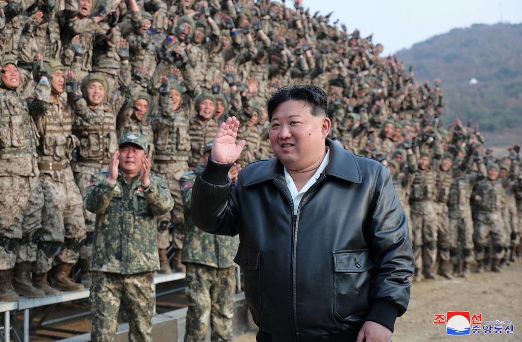 Kim jong un lors d'une demonstration militaire en coree du nord