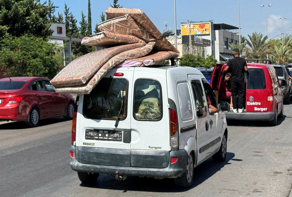 Vue de la circulation alors que les libanais fuient les bombardements intensifs israeliens