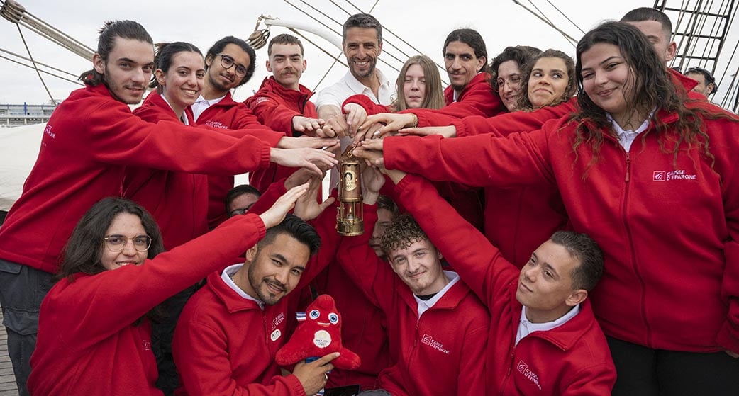 Il y a un an, quinze jeunes prenaient la mer à bord du Belem d'Athène à Marseille afin d'y porter la flamme olympique.