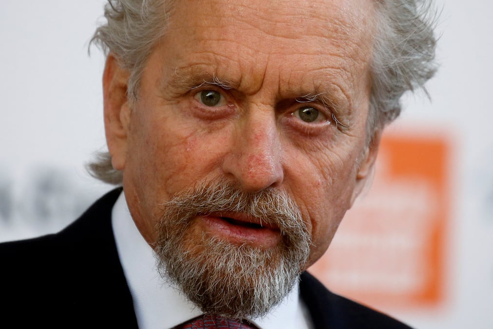 Michael douglas accuse d'inconduite sexuelle par une ex-collaboratrice