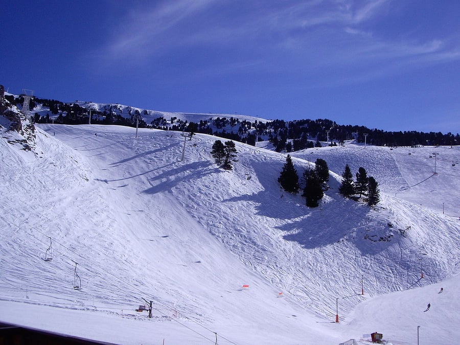 En novembre 2024, la Cour de cassation confirmait l’interdiction de circulation des motoneiges sur les pistes de ski du domaine de Chamrousse.