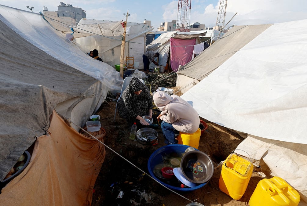 Des personnes palestiniennes deplacees dans un camp de khan younis, a gaza