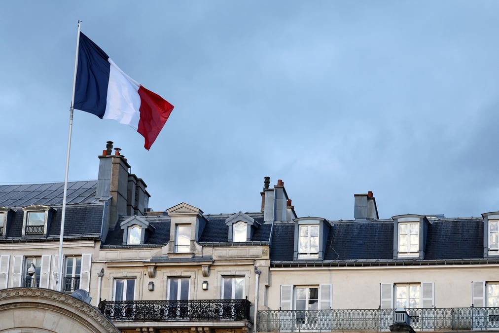Le drapeau francais au-dessus du palais de l'elysee