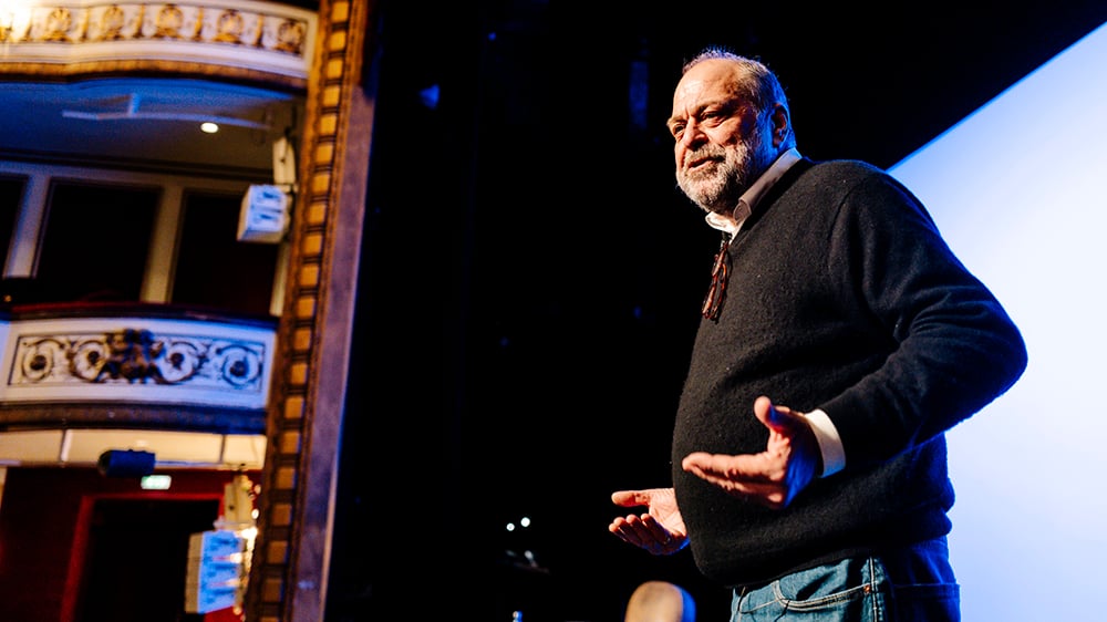 Éric Dupond-Moretti présente « J'ai dit oui  ! » au théâtre Marigny, à Paris.