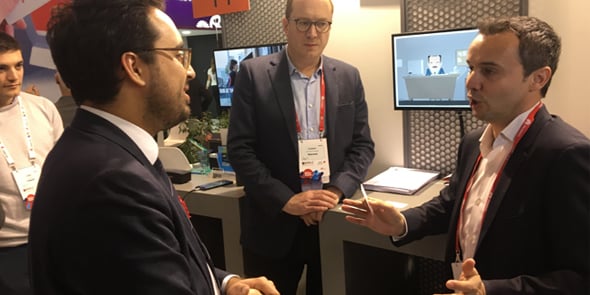 M. Mahjoubi (à gauche), secrétaire d'État au Numérique, rencontre F. Salles (à droite) sur le stand de sa société Matooma