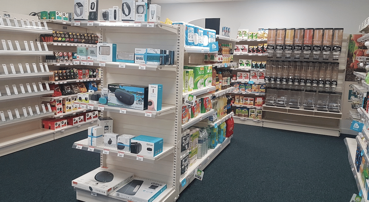 C'est tout l'univers d'un supermarché qui est reconstitué au sein de cet espace de 35m2 intégré à l'école, avec près de 11 familles de produits ainsi que des équipements high tech (bornes et étiquettes connectées, caméras, enceintes sonores, etc).