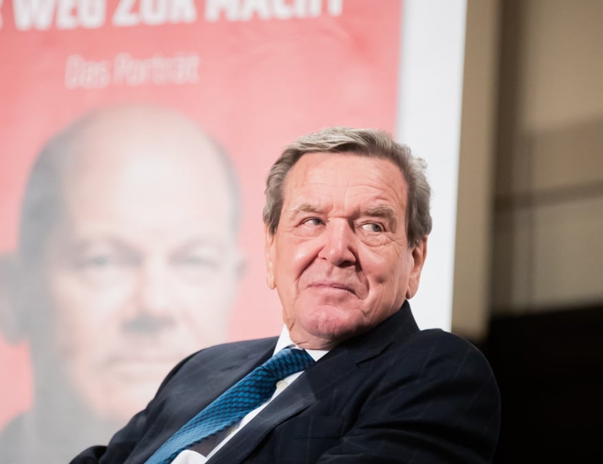 Gerhard Schröder voit ses privilèges retirer du fait de ses liens avec la Russie.