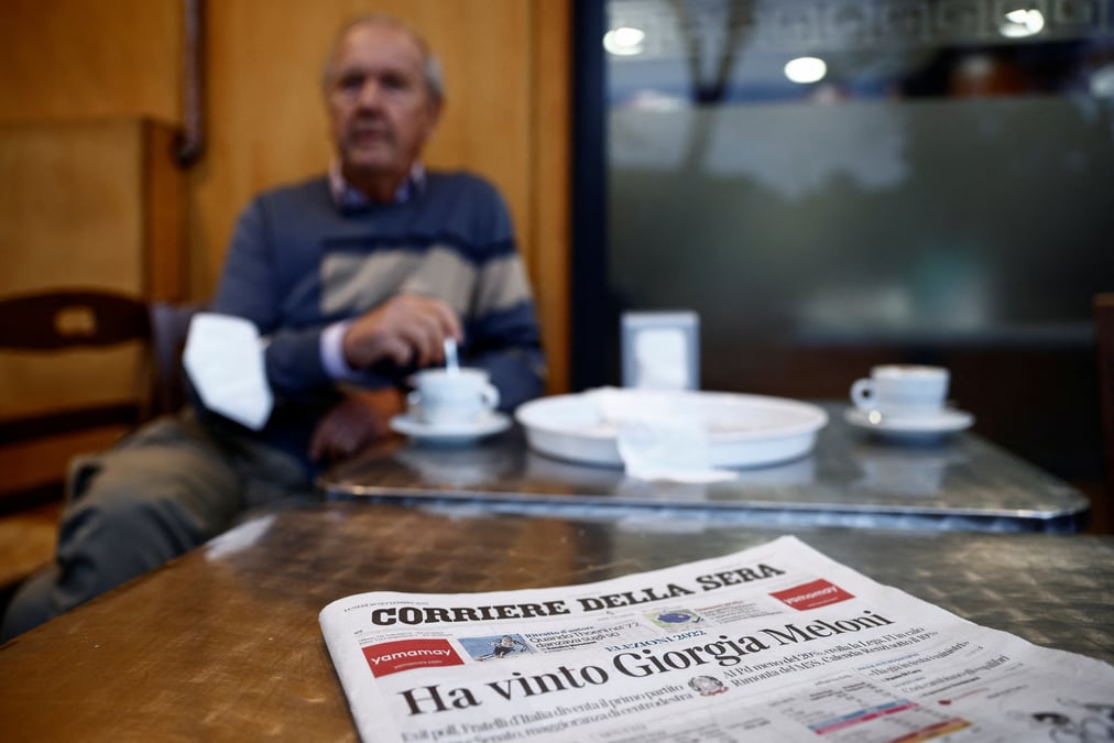 Une du journal corriere della sera au lendemain de la victoire de freres d'italie aux elections legislatives italiennes