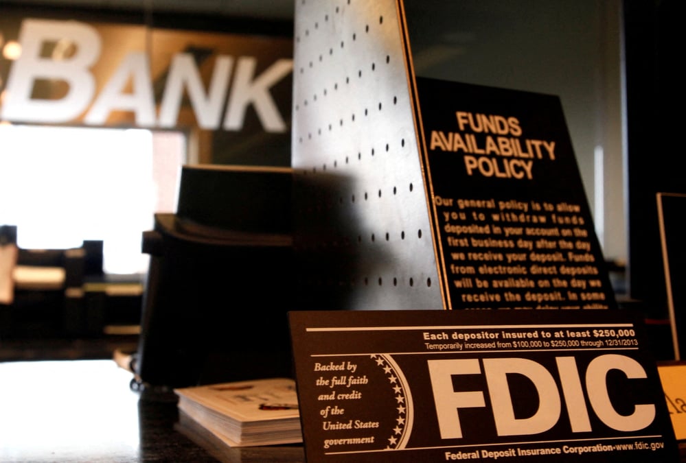 Des panneaux expliquant la federal deposit insurance corporation (fdic) et d'autres politiques bancaires sont affiches sur le comptoir d'une banque a westminster.