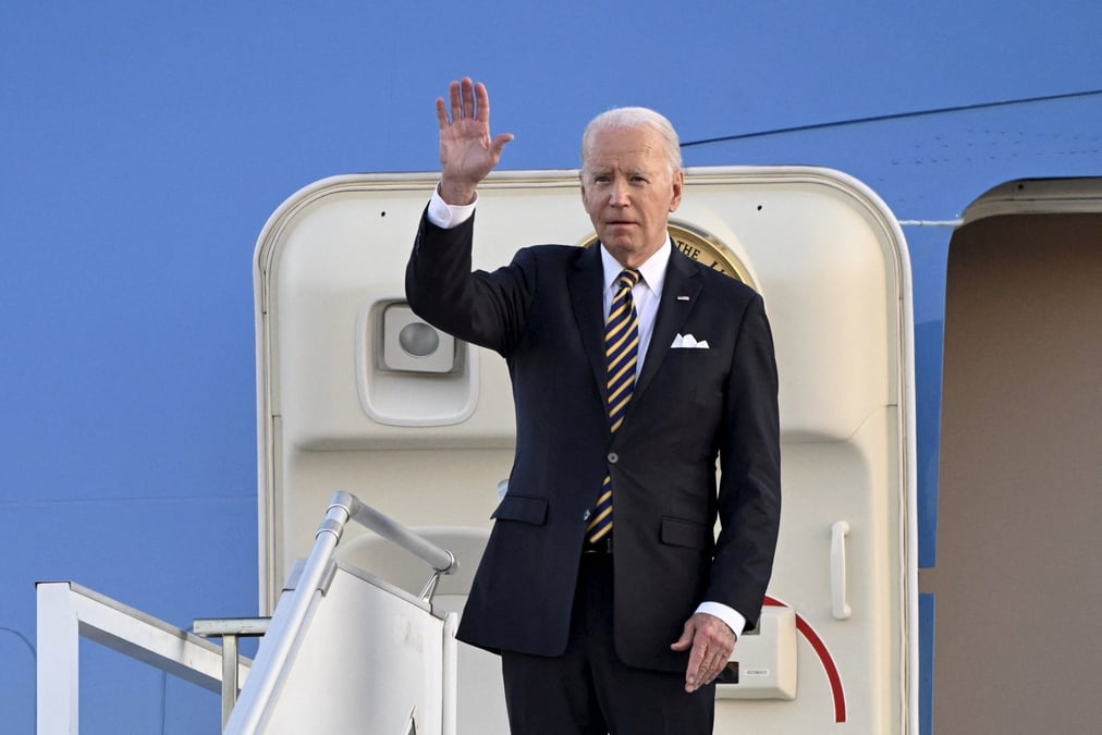 Photo du president americain, joe biden, qui est arrive en finlande
