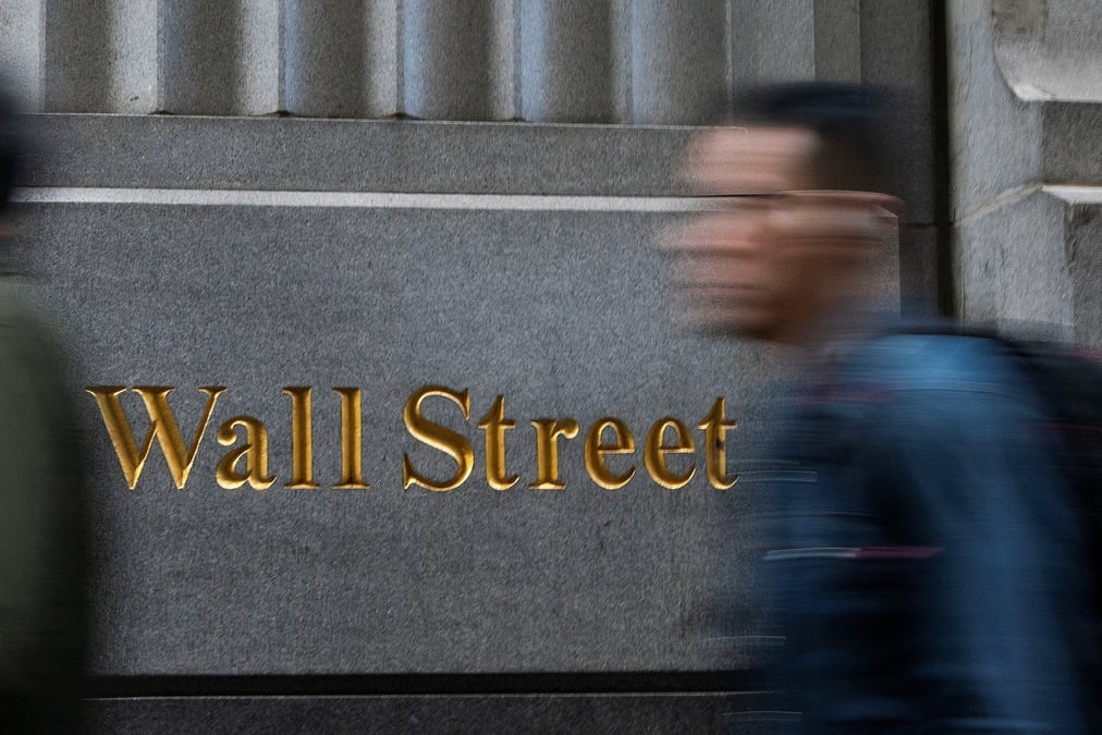 Des personnes se promenent autour de la bourse de new york a new york