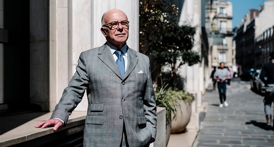 Bernard Cazeneuve publie le 9 avril son septième livre : «Un chien parmi les loups»