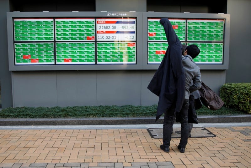 Tokyo termine en hausse