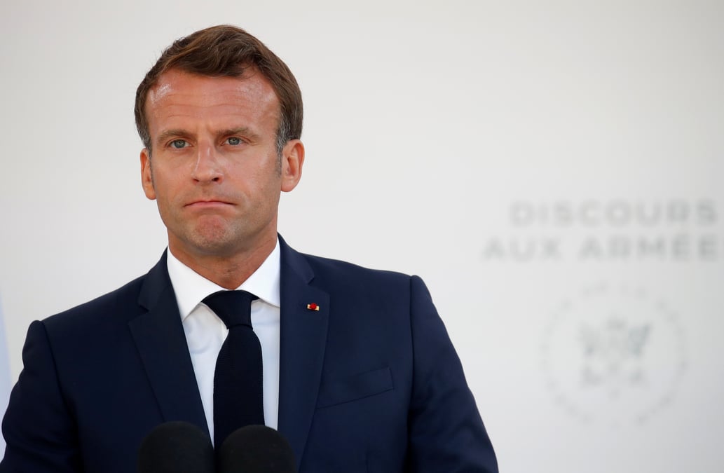 La cote de confiance de macron prend six points a 50%