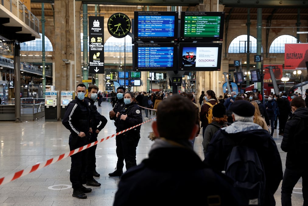La police tire sur un homme arme d'un couteau gare du nord a paris