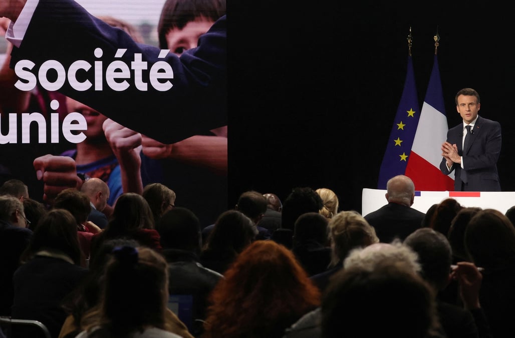 Macron dit prevoir une baisse de 15 milliards d'euros des impots par an