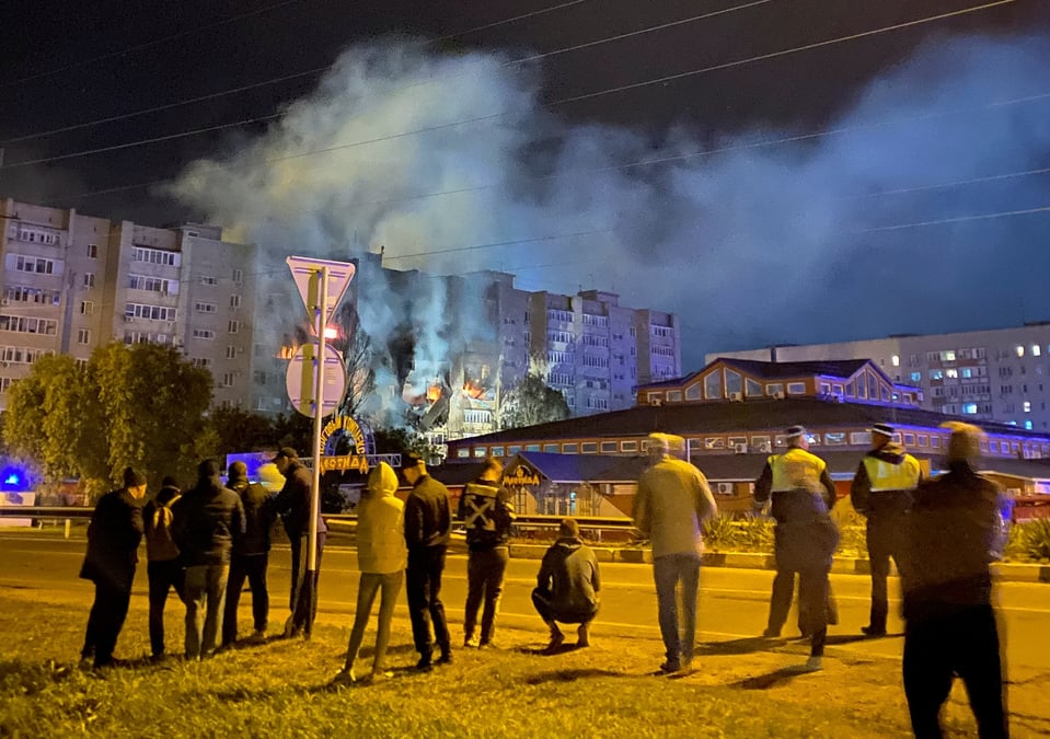 Le site d'un accident d'avion sur un immeuble residentiel a ieisk, en russie