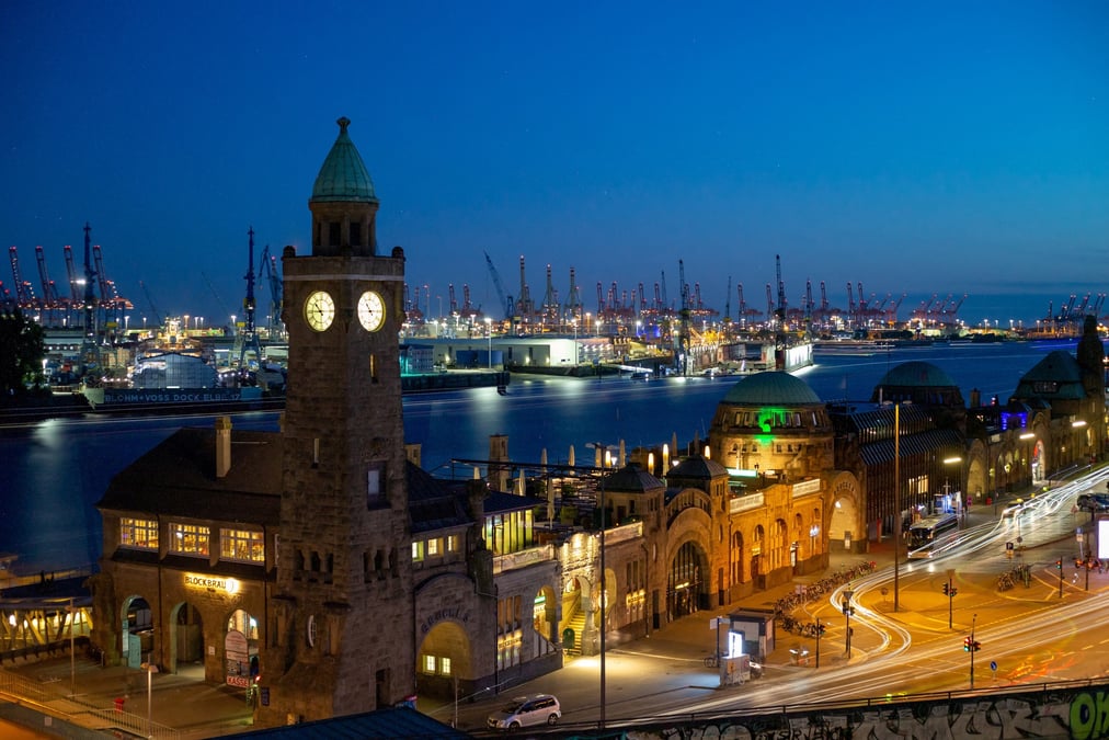 Une vue generale du port de hambourg