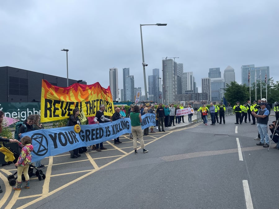 Des manifestants pour le climat protestent devant l'assemblee generale annuelle de shell a greenwich