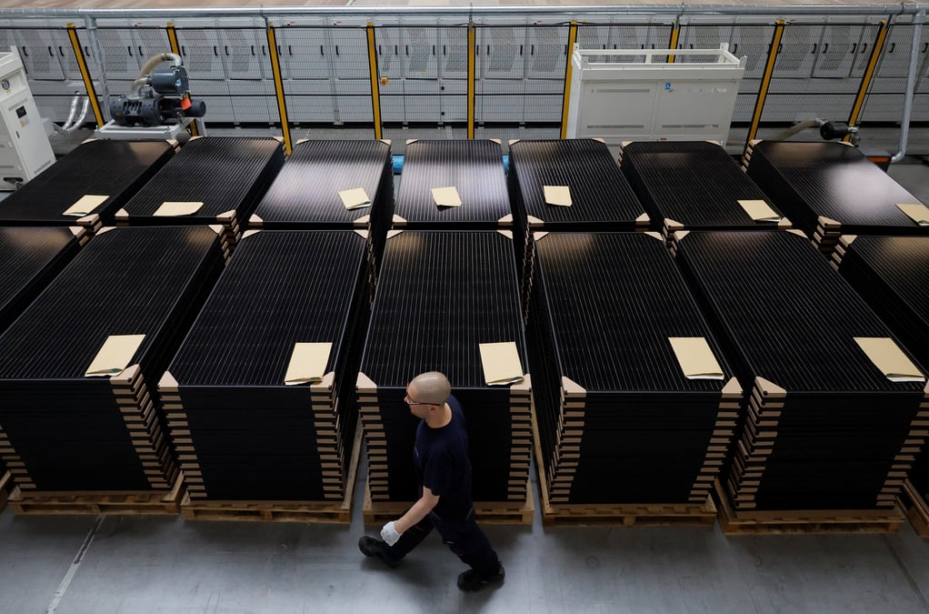 Un employe travaille dans une usine de panneaux solaires a carquefou pres de nantes