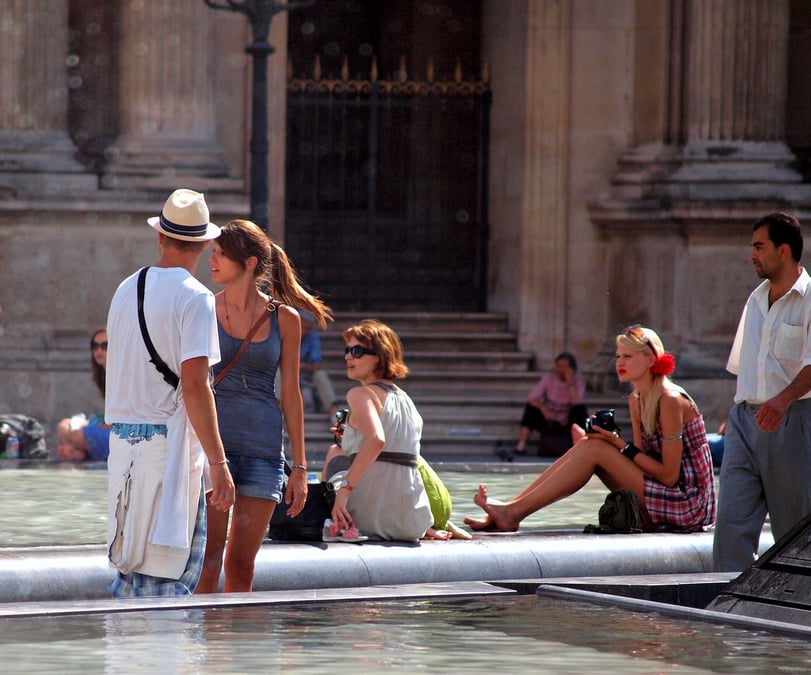 Des touristes devant le musée du Louvre à Paris. zoet via Flickr. CC License by.