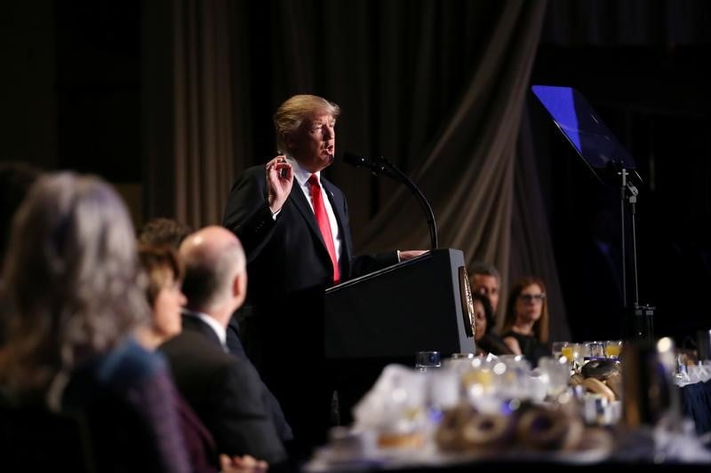 Trump defend son decret