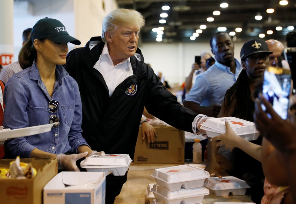 A houston, trump se rend aupres des sinistres