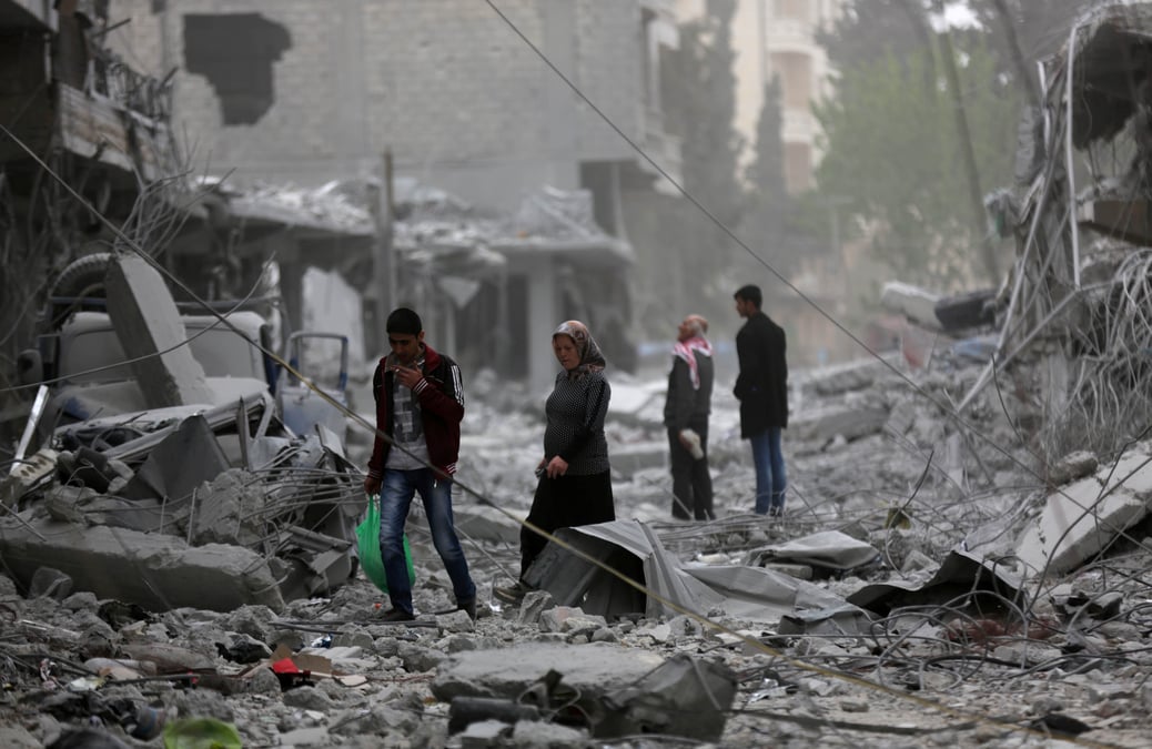 Syrie: paris n'exclut pas de "reproportionner" son intervention militaire