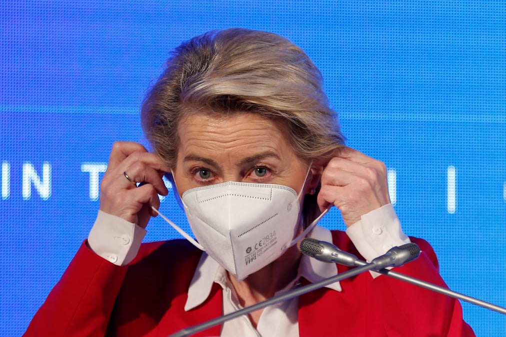 Erdogan et michel cote a cote, von der leyen incredule