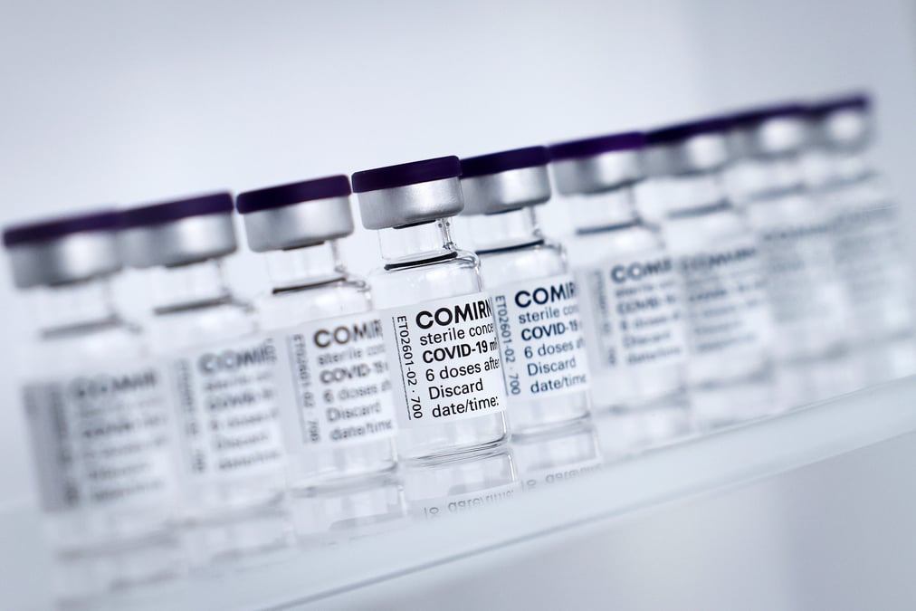 Pfizer et biontech deposent une demande dans l'ue pour leur vaccin chez les adolescents