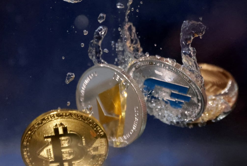 Representations des cryptomonnaies bitcoin, ethereum et dash plongeant dans l'eau