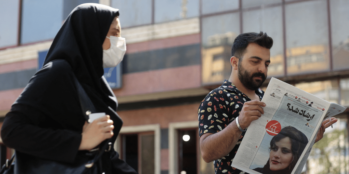 Un homme regarde un journal montrant mahsa amini, victime de la "police des moeurs" de la republique islamique d'iran, a teheran