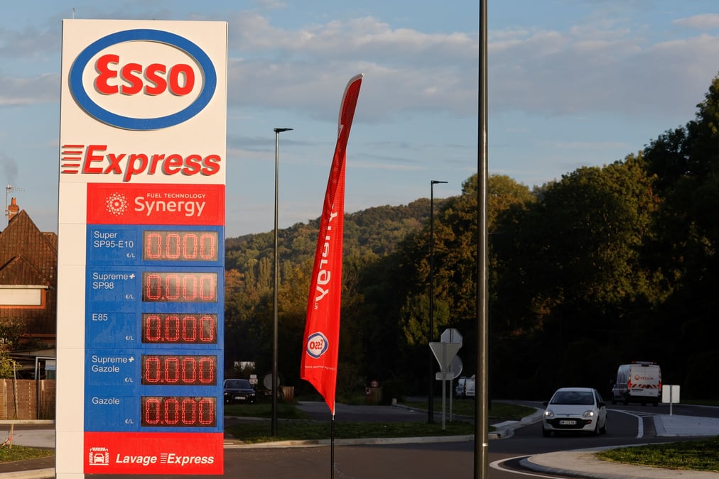 Station-service esso fermee a port-jerome-sur-seine, france.