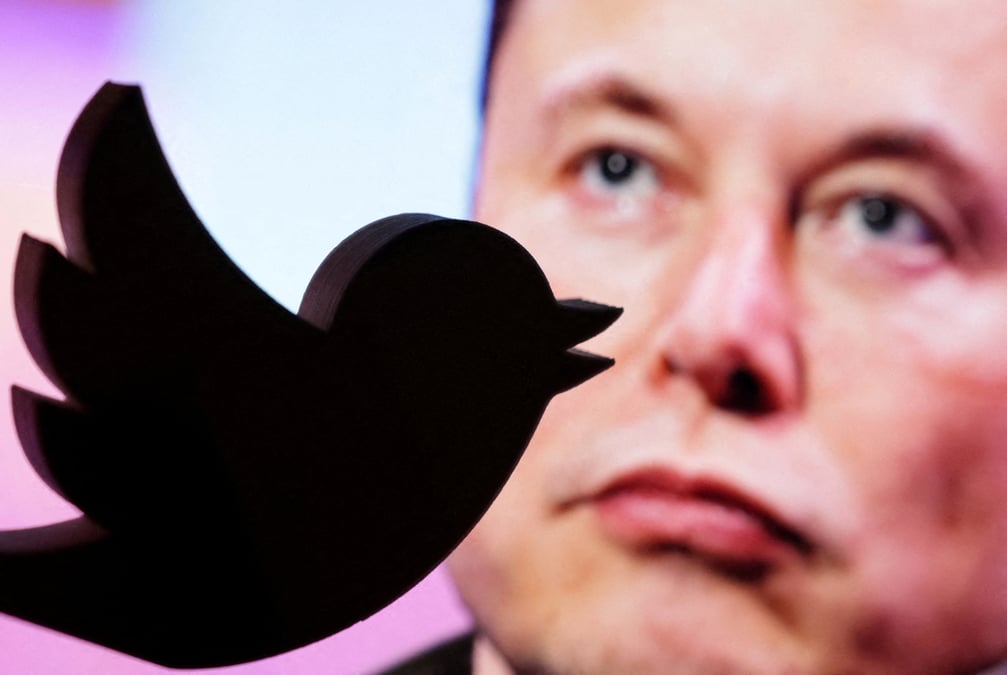 Une illustration montre une photo d'elon musk et le logo de twitter