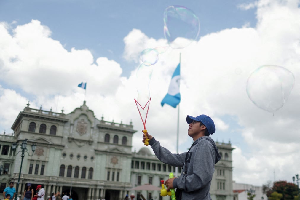 Un vendeur fait des bulles, avant l'election presidentielle de dimanche, a guatemala city