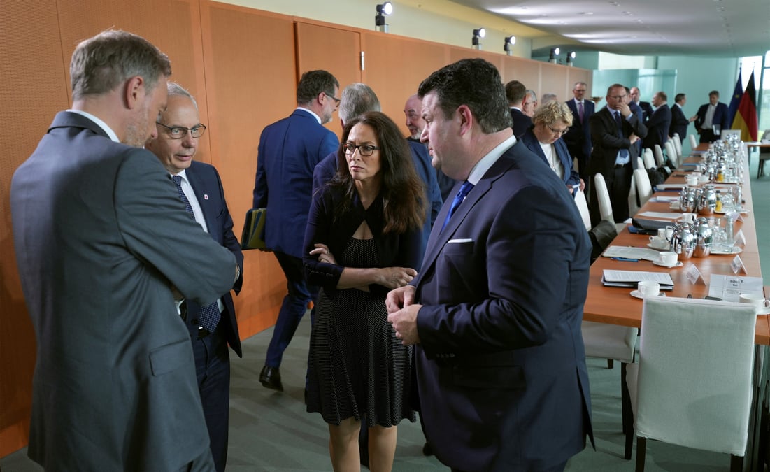 Le chancelier allemand scholz rencontre des representants des syndicats et du patronat allemand