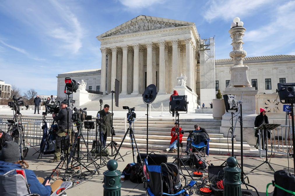 Des journalistes attendent devant la cour supreme des etats-unis