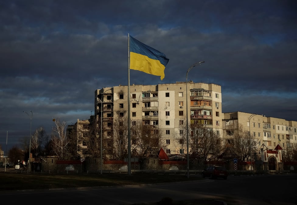 Le drapeau national ukrainien flotte pres des batiments detruits par les frappes militaires russes a borodianka.