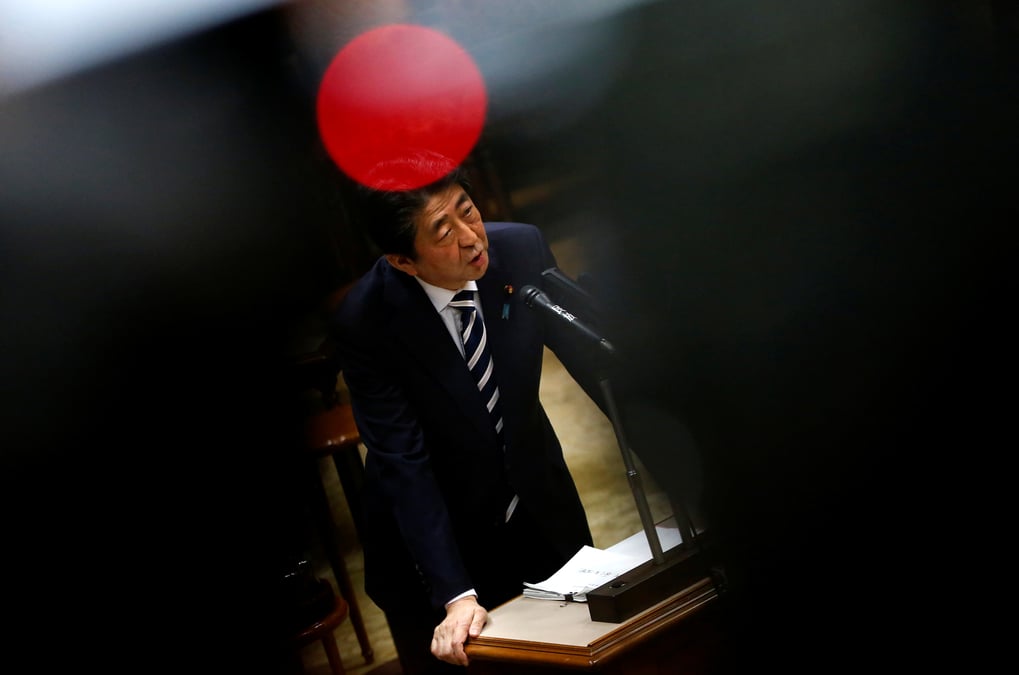 Shinzo abe s'excuse pour une affaire de possible corruption
