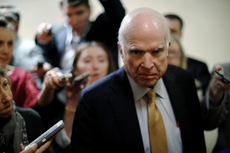 Trump porte atteinte aux valeurs americaines, accuse mccain