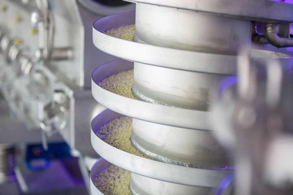 Des alternatives se dessinent via les biopolymères, les polymères biosourcés ou la création de nouvelles matières pour réduire l'empreinte carbone du plastique.