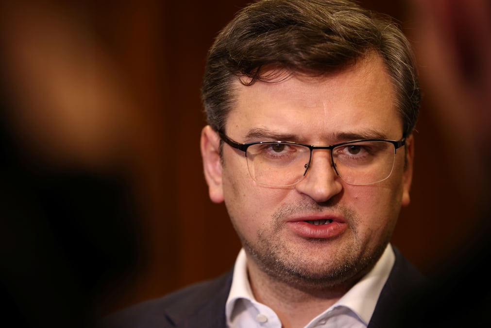 Le ministre ukrainien des affaires etrangeres, dmytro kuleba, lors d'une conference de presse a l'ambassade britannique a varsovie