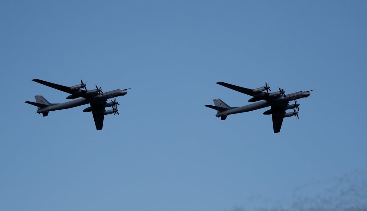 Photo de deux bombardiers russes tupolev tu-95 lors d'un defile militaire a minsk