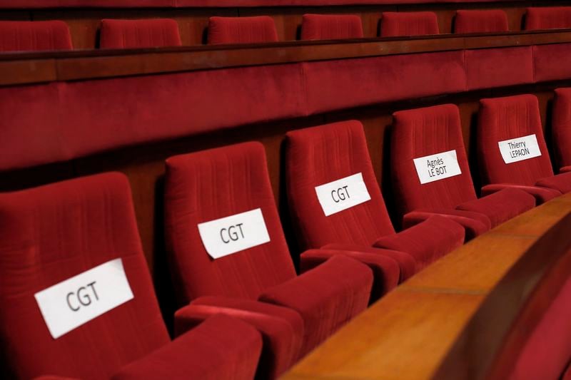 Les absents détournent l'attention de la conférence sociale