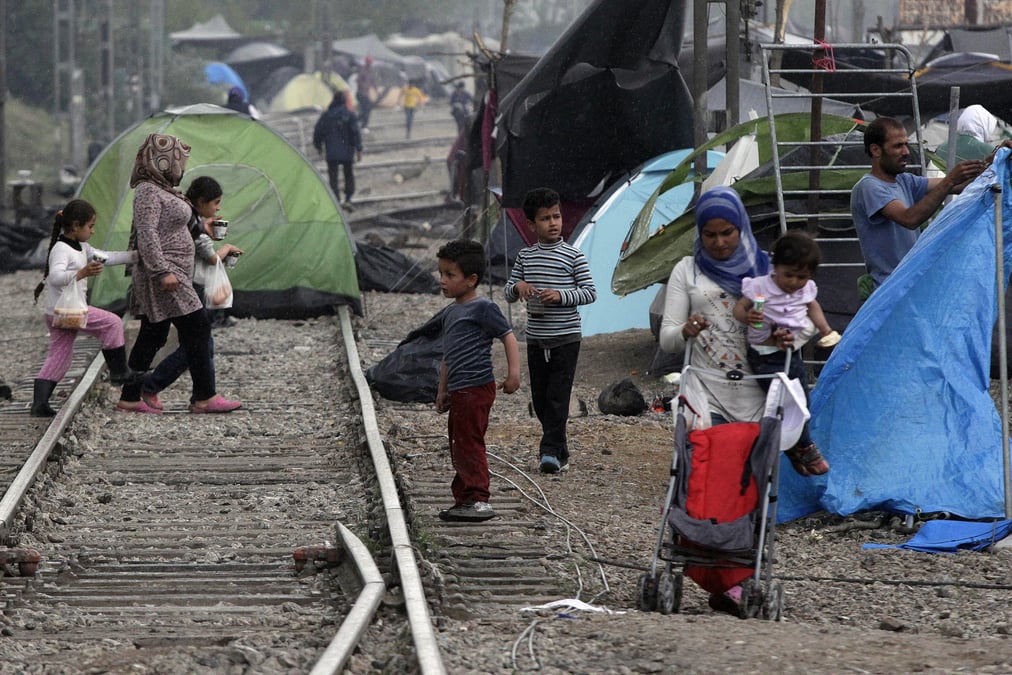 Des migrants a la recherche d'un point de passage en macedoine