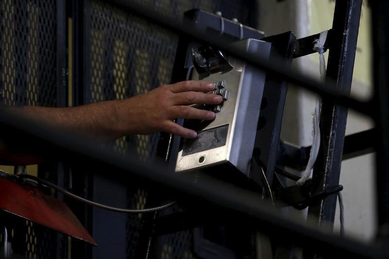 Belloubet defend les avantages des telephones en prison