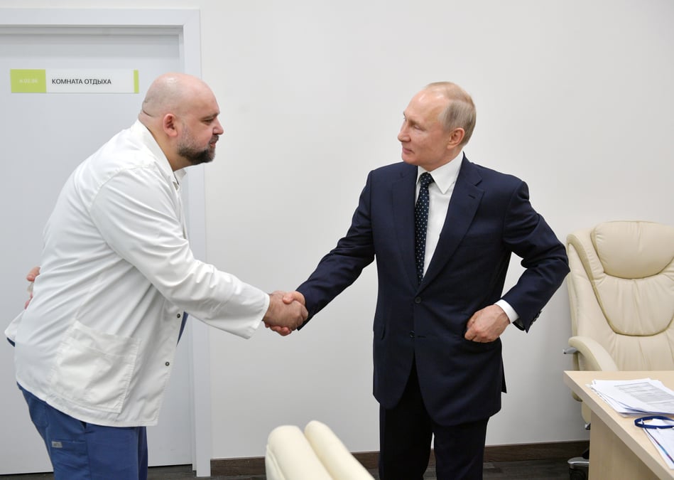 Un medecin rencontre par poutine teste positif