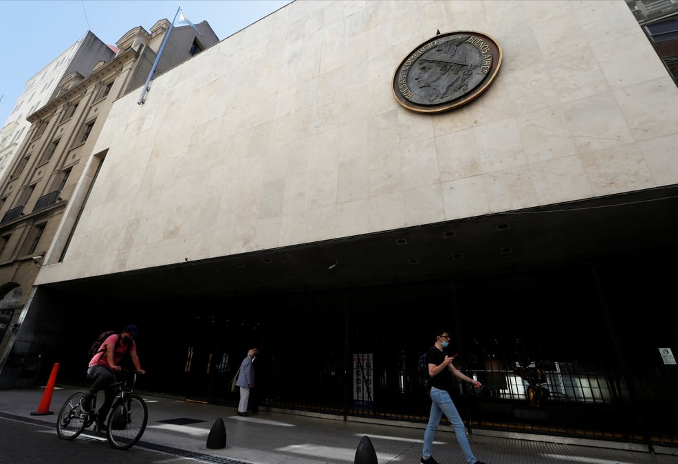 La facade de la bourse de buenos aires dans le quartier financier de buenos aires