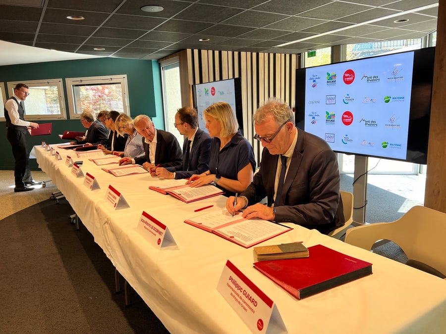 En Mayenne, les élus départementaux et les représentants des neuf intercommunalités (EPCI) ont signé une charte de coopération dans le domaine de la santé, le 28 avril dernier.